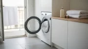 Išskalbiausi savo antklodes skalbyklėje ir daugiau jų nevežu į valyklą: valymo ekspertės triukas