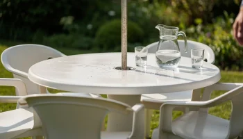 Kam skirtas skylė viduryje plastikinių sodo stalų