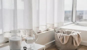 Paprastas triukas užuolaidoms: cukrus, kuris balina audinius ir mažina glamžymąsi